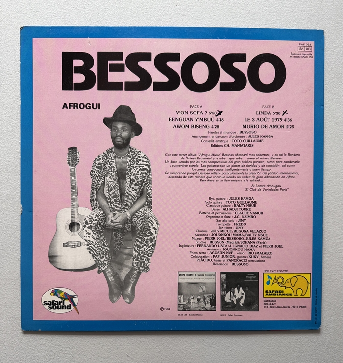 Bessoso Afrogui Y on Sofa LP1
