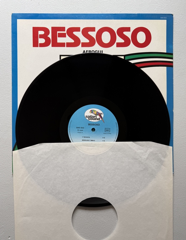 Bessoso Afrogui Y on Sofa LP2